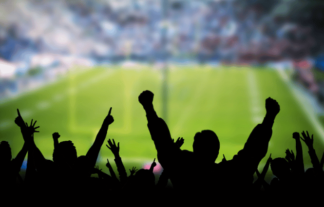 Aficionados celebrando un partido en directo en un bar con Orange TV Bares.